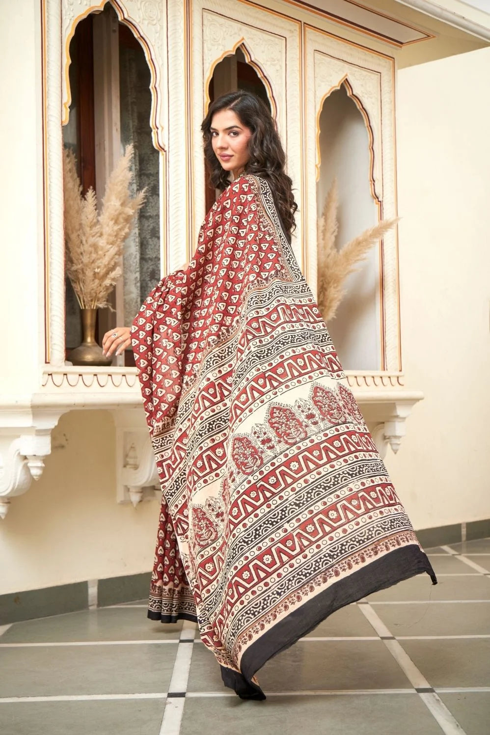 Red mulmul cotton saree with heart print designs.